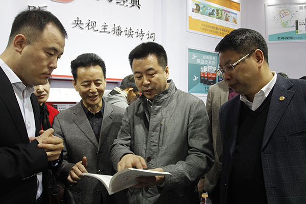 中央电视台著名主持人纳森莅临北京昊福文化传播股份有限公司展台，对“逗号经典”系列图书赞赏有加（余向丽摄）