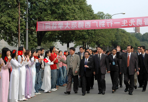 越南副总理阮晋勇访问我校，受到越南学生的热情的列队欢迎。