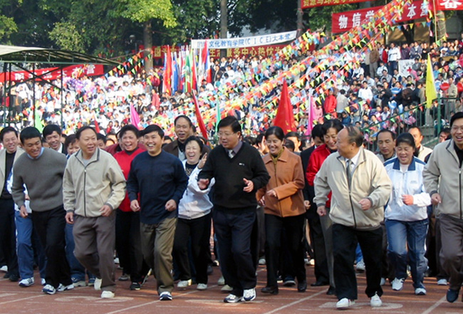 11月13日—15日，我校第35届田径运动会隆重举行。开幕式结束后，首先举行的是全校副处级以上领导干部环校跑