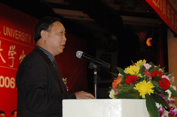 我校副校长刘健斌主持大会。