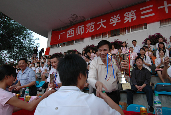 校领导为获奖队伍和运动员颁奖。