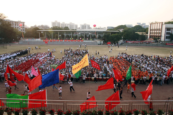 闭幕式上各学院欢庆的彩旗飘扬。
