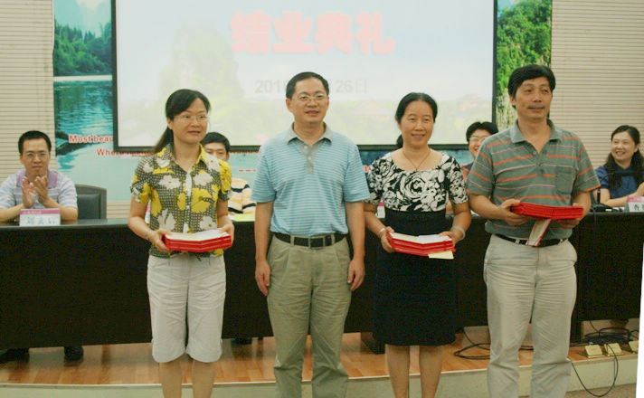 唐仁郭副书记给学员颁发结业证书后与学员合影