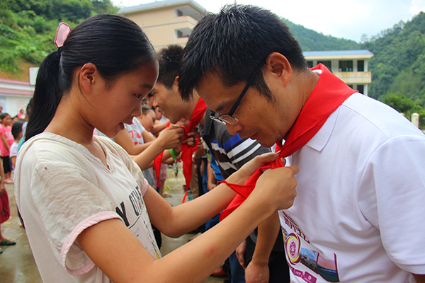 河口完小的学生为我校老师系上红领巾
