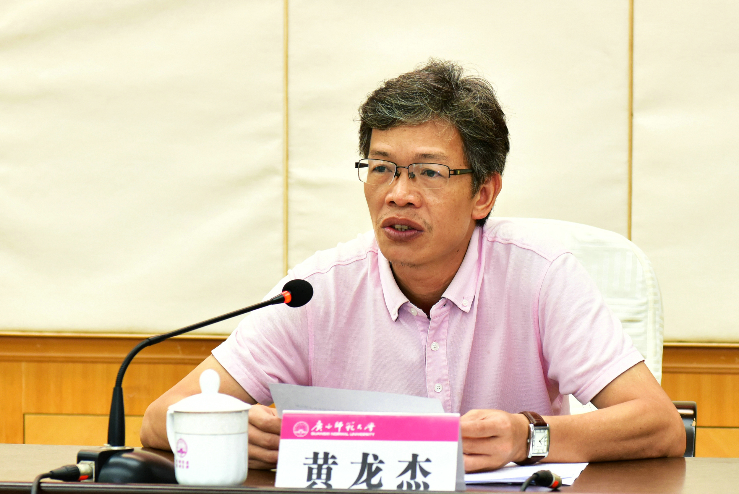 自治区党委统战部政研室主任黄龙杰主持报告会9.jpg