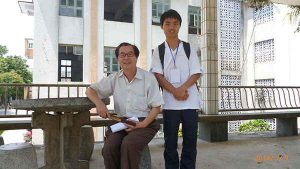 罗伏龙老师与大学生通讯社记者的合影