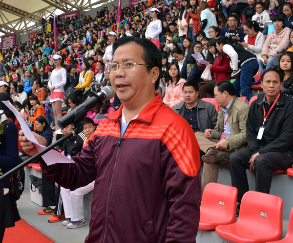 副校长覃卫国主持开幕式