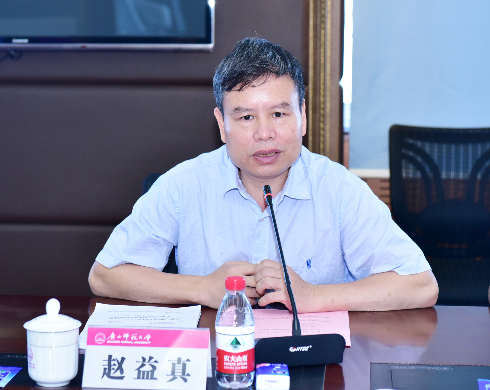 会议由自治区高校工委宣传部部长、高校工委、教育厅新闻办主任赵益真主持9。.jpg