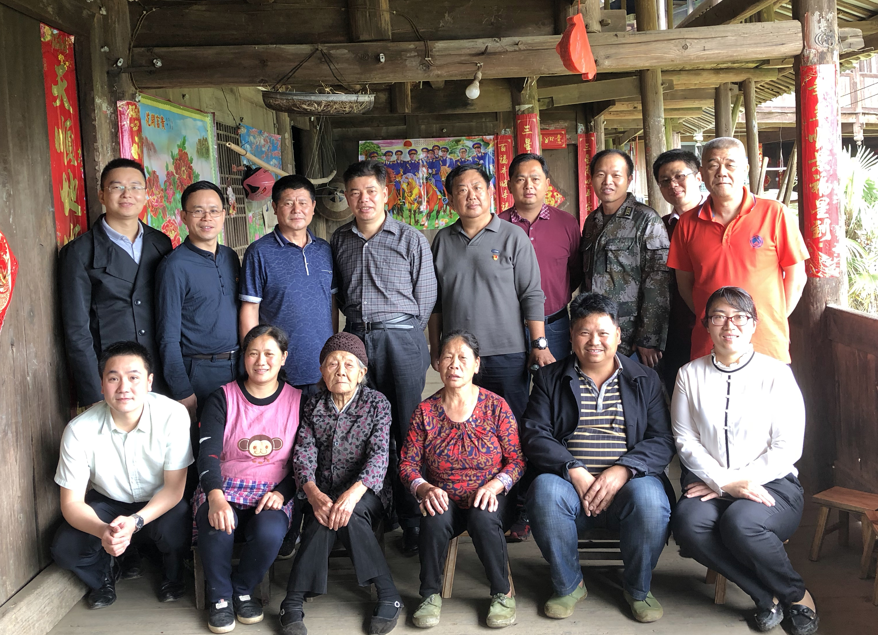 与贫困户座谈2.jpg