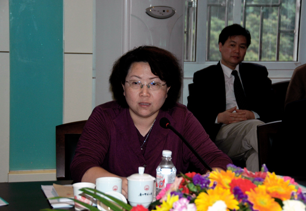 专家组组长、上海市科教党委副书记翁铁慧发言。