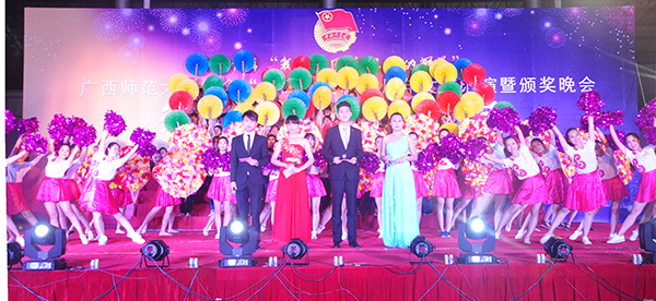 晚会开场 (大学生通讯社 张钰千/摄)