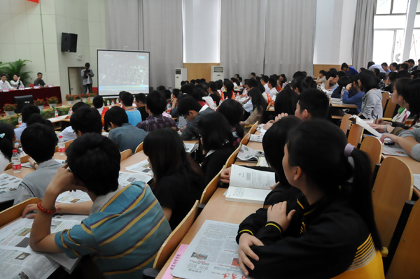 与会人员收看中                    </div></div></article>
                    </div>
                    <div id=