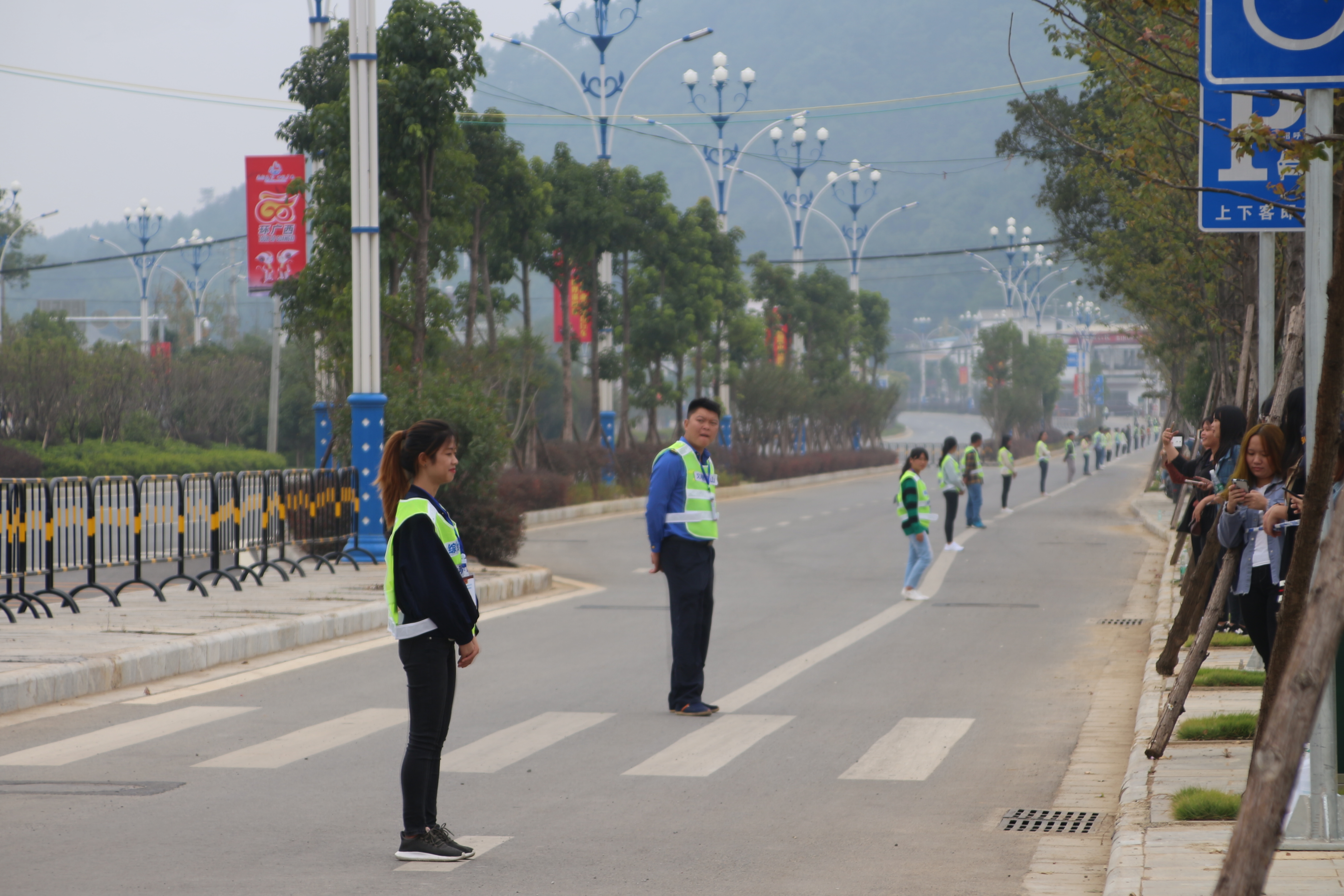 2.志愿者在现场维护秩序.JPG