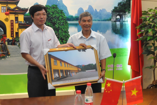 李传起副校长与老校友代表交换礼物（大学生记者团  杨舒剑 摄）