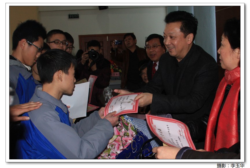 郁钧剑等为获奖学子颁奖