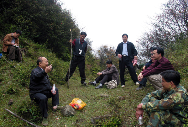 专家、学者在野外进行考察。