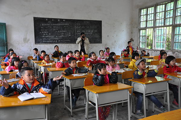 盛丰集团捐赠的课座椅