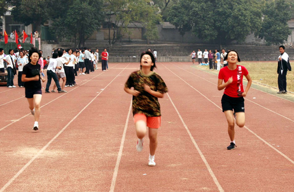 二附中的学生们在进行跑步比赛。