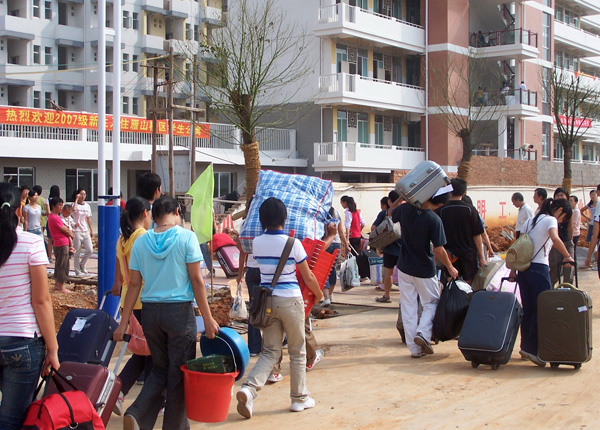 老生服务队在帮助新生搬行李。