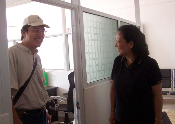 王枬书记对学生公寓医务室医务人员进行嘱托。