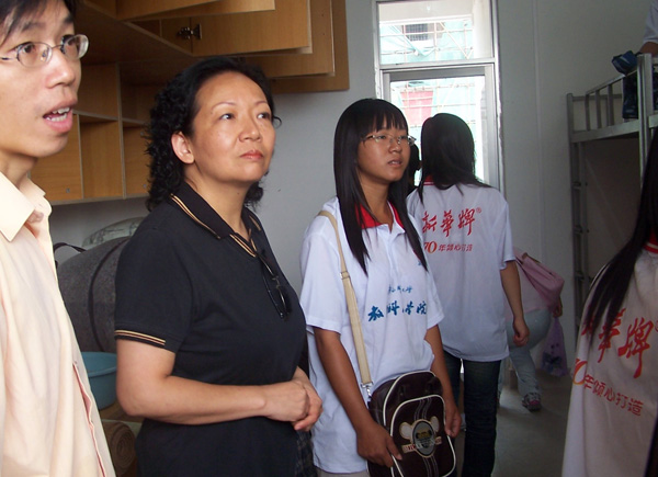 王枬书记到女生宿舍看望新同学。
