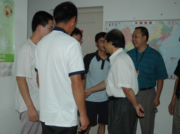 到男生宿舍看望新生