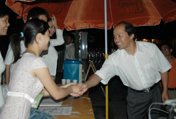 看望参加迎新的老师和同学