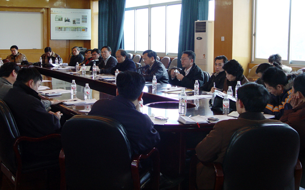 与会人员热烈讨论。