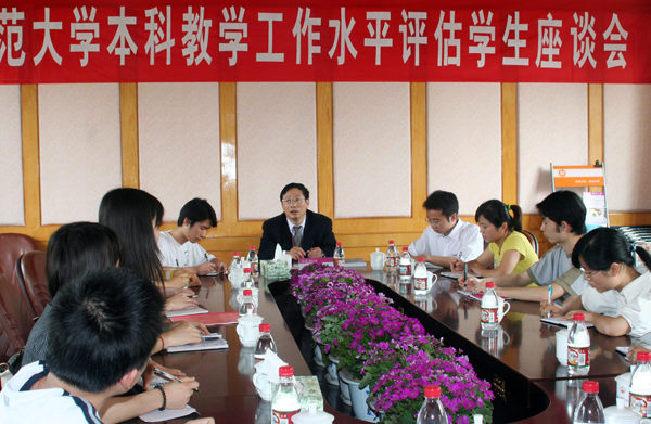 张澍研究员与我校学生座谈。