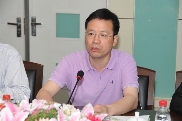 自治区高校工委副书记莫锦荣讲话