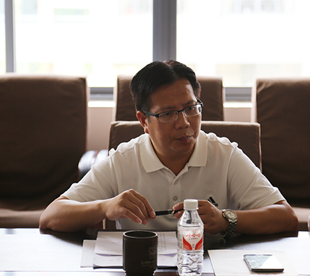 覃卫国副校长在认真听取各小组汇报工作进展情况（体育学院记者团 周玉凯/摄）