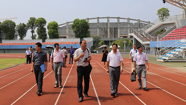 检查雁山校区体育场