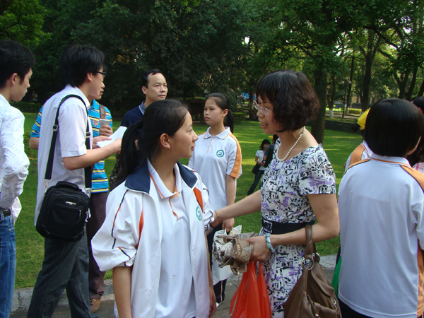出版社集团员工与女子班女孩认亲场面
