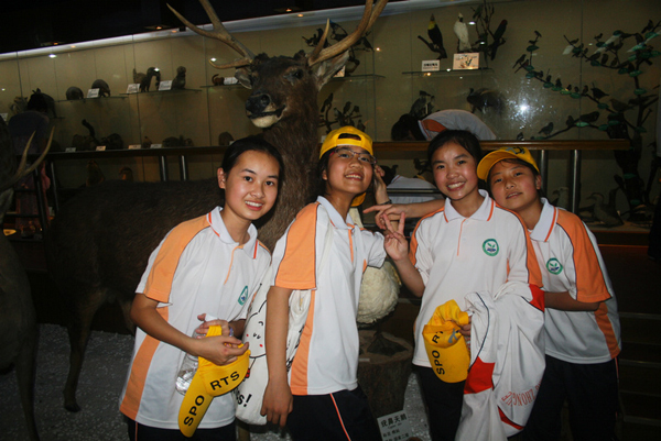 女孩们开心地在我校生物多样性标本馆内合影留念