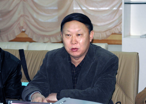 刘健斌副校长代表学校汇报我校创建安全文明校园工作情况。