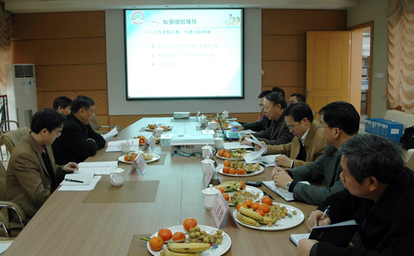 自治区高校安全文明校园评估专家组到我校检查评估。