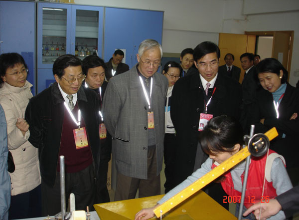 评估专家组考察我校育才校区教学设施