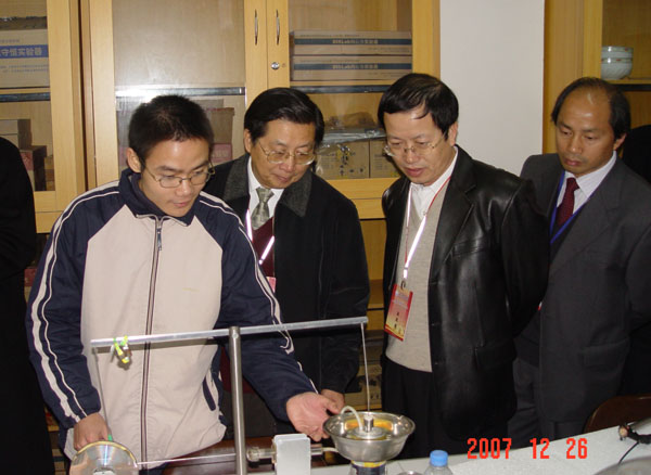 评估专家组考察我校育才校区教学设施