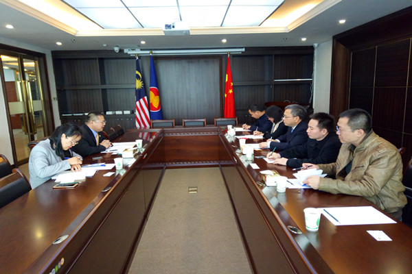 3-苏桂发副校长与马来西亚驻南宁总领事馆总领事会谈.jpg