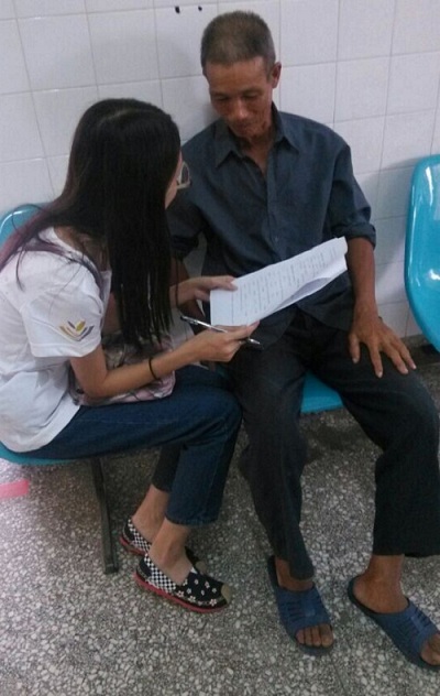 队员在广西壮族自治区南溪山医院进行问卷调查