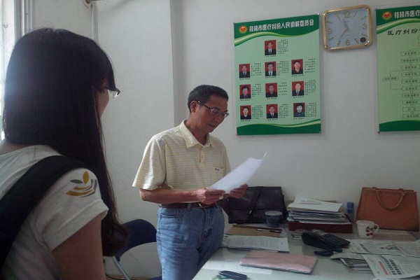 队员在市医疗纠纷人民调解委员会与工作人员进行交流