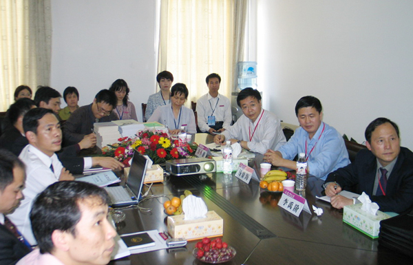 教育部评估专家组听取教务处负责人汇报情况。