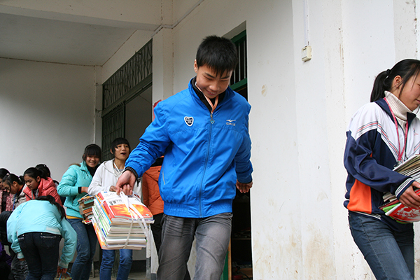 朝板山初中学生喜迎赠书