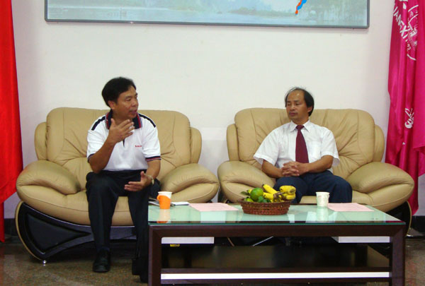 副校长易忠博士（右）会见海南大学严庆副校长一行。