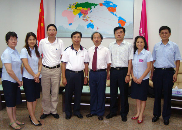 宾主合影留念。