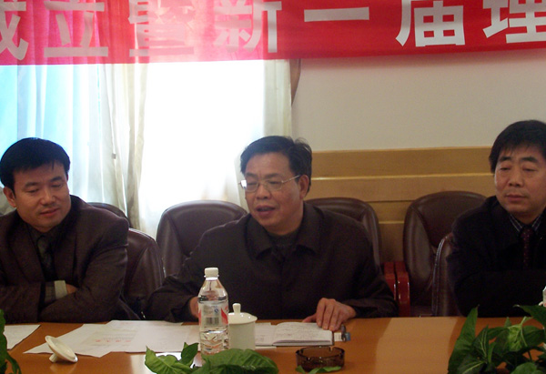 钟瑞添副校长主持大会。