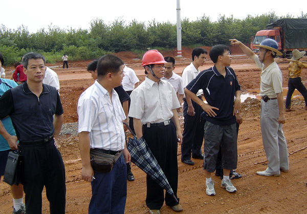 校友们实地参观雁山校区建设工地。