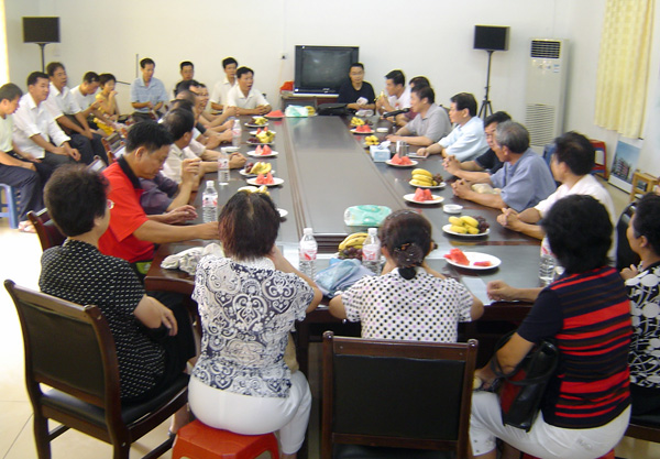 校友们在雁山校区建设指挥部听取新校区建设情况介绍。