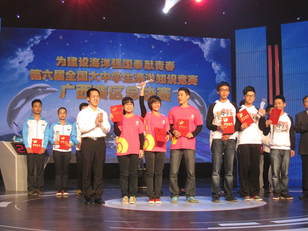 团区委副书记刘玄启为我校代表队颁奖