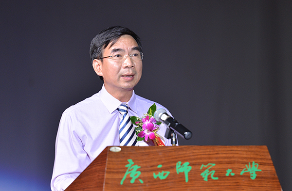 校长梁宏在开幕式上致辞
